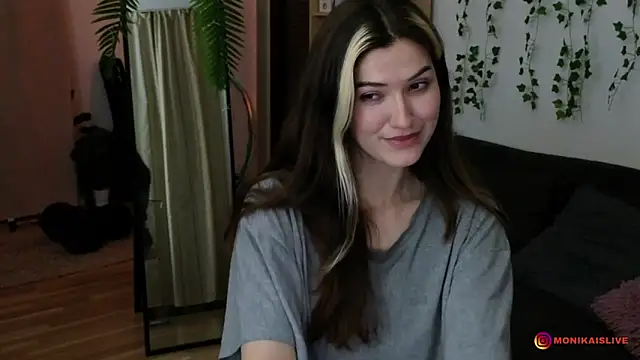 Snapshot of monikavenom chatting on 04/06/26, 03:15 monikavenom online show from 04/06/26, 03:15