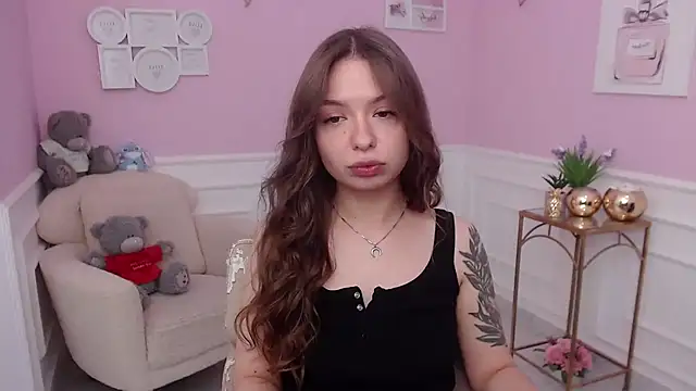 LucySkilar online show from 10/20/25, 04:35