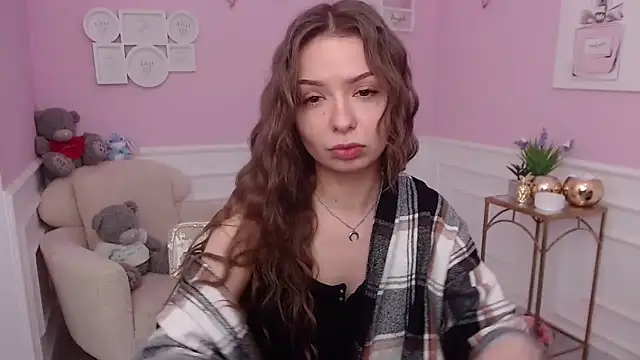 LucySkilar online show from 12/01/25, 06:07