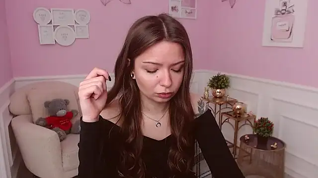 LucySkilar online show from 06/02/26, 04:25