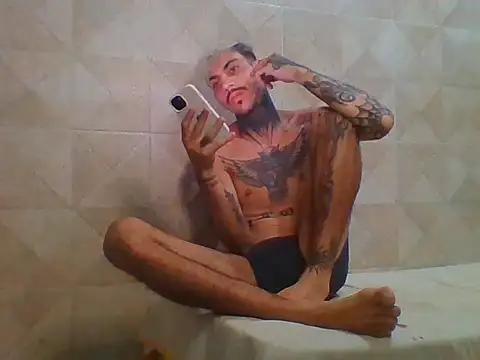 Snapshot of PitbullDiablo1 chatting on 11/18/25, 04:06 PitbullDiablo1 online show from 11/18/25, 04:06