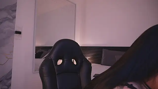 Snapshot of leslie_k chatting on 09/18/25, 03:30 leslie k online show from 09/18/25, 03:30