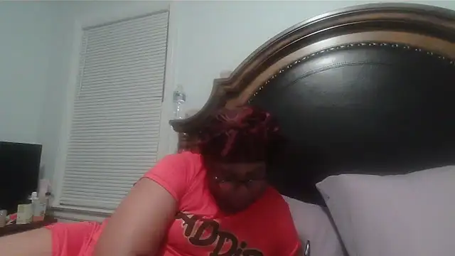 Snapshot of ebonyred chatting on 02/18/26, 02:40 ebonyred online show from 02/18/26, 02:40