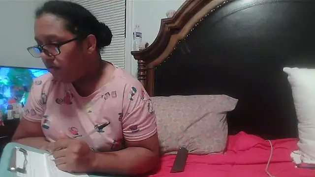 Snapshot of ebonyred chatting on 04/07/26, 12:22 ebonyred online show from 04/07/26, 12:22