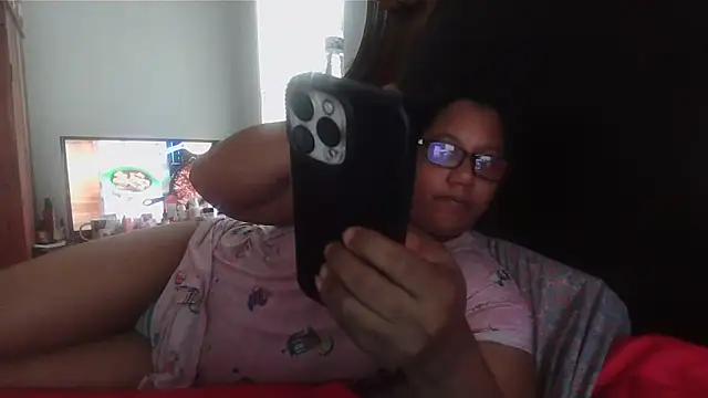 Snapshot of ebonyred chatting on 04/11/26, 01:04 ebonyred online show from 04/11/26, 01:04