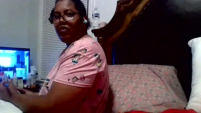 Snapshot of ebonyred chatting on 04/13/26, 12:38 ebonyred online show from 04/13/26, 12:38