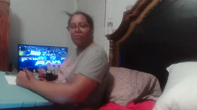 Snapshot of ebonyred chatting on 04/14/26, 01:33 ebonyred online show from 04/14/26, 01:33