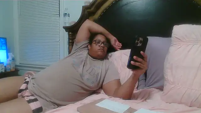 Snapshot of ebonyred chatting on 05/13/26, 01:14 ebonyred online show from 05/13/26, 01:14