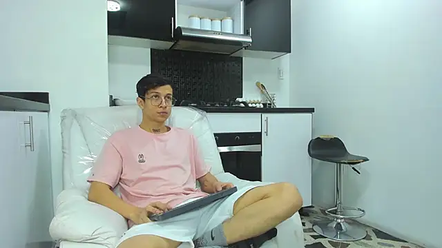 Snapshot of AgarEvans chatting on 12/15/24, 05:45 AgarEvans online show from 12/15/24, 05:45