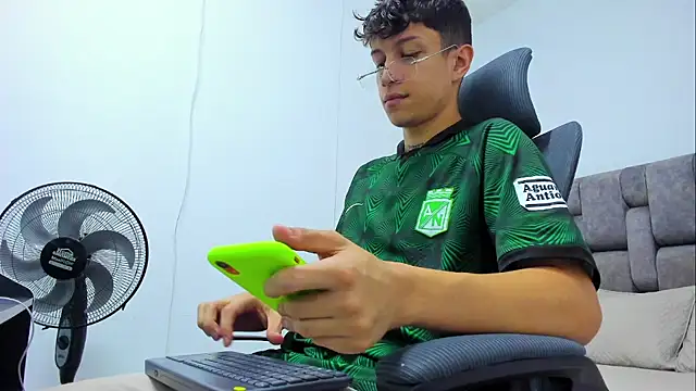 Snapshot of AgarEvans chatting on 01/13/25, 03:56 AgarEvans online show from 01/13/25, 03:56