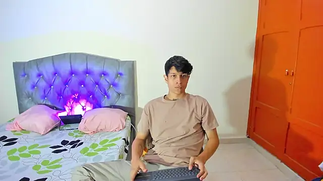 Snapshot of AgarEvans chatting on 10/10/25, 06:51 AgarEvans online show from 10/10/25, 06:51