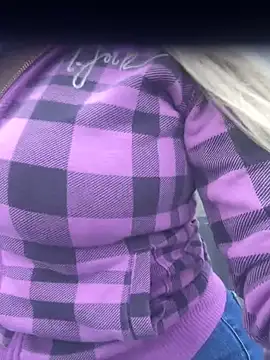 nicole valencia  online show from 02/15/25, 08:43