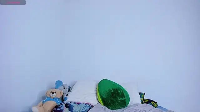 Snapshot of cheryl_blossom69 chatting on 11/21/25, 02:43 cheryl blossom69 online show from 11/21/25, 02:43