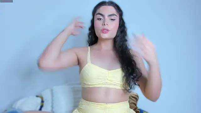 Snapshot of cheryl_blossom69 chatting on 12/15/25, 01:32 cheryl blossom69 online show from 12/15/25, 01:32