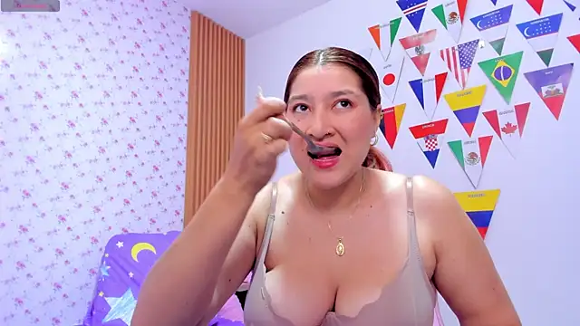 Snapshot of Soyqueen chatting on 06/17/26, 04:37 Soyqueen online show from 06/17/26, 04:37