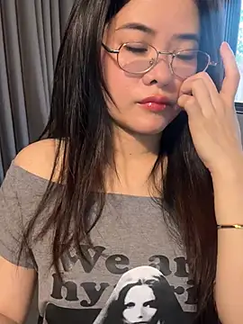 Snapshot of Kyomi-ibaby chatting on 04/27/26, 02:42 Kyomi-ibaby online show from 04/27/26, 02:42