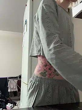 Snapshot of Crayzy_Luv chatting on 02/16/26, 04:58 Crayzy Luv online show from 02/16/26, 04:58