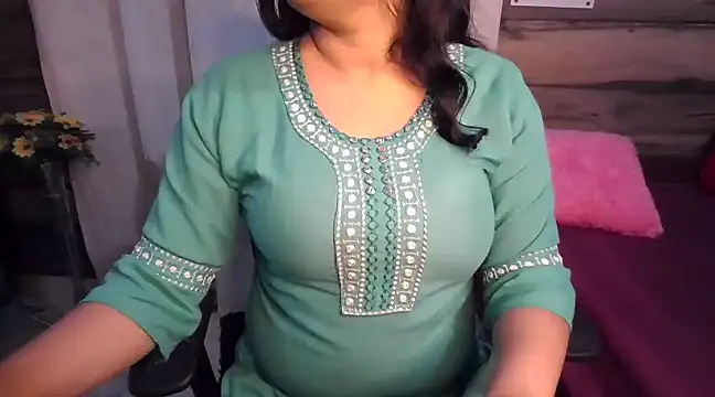 Snapshot of Trezza chatting on 12/17/24, 06:53 Trezza online show from 12/17/24, 06:53