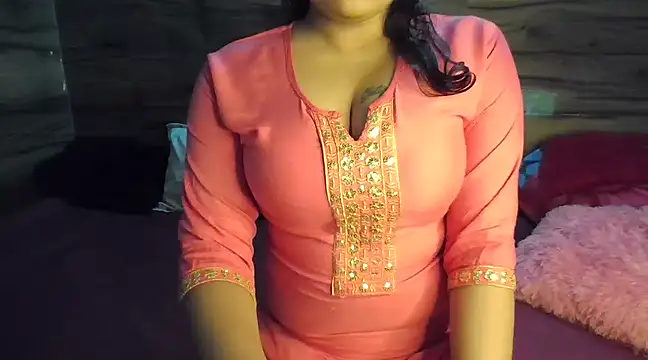 Snapshot of Trezza chatting on 02/08/25, 06:01 Trezza online show from 02/08/25, 06:01