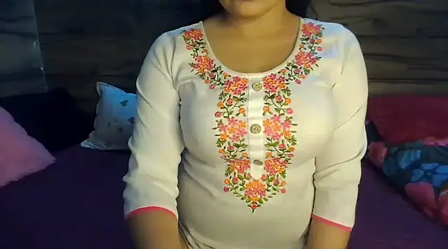 Snapshot of Trezza chatting on 02/13/25, 05:11 Trezza online show from 02/13/25, 05:11