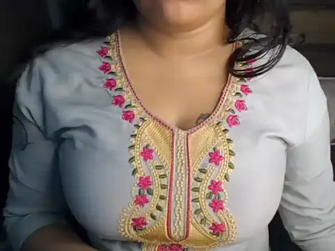 Snapshot of Trezza chatting on 10/17/25, 08:22 Trezza online show from 10/17/25, 08:22