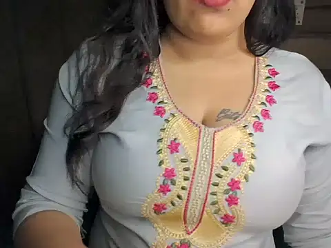 Snapshot of Trezza chatting on 11/07/25, 11:27 Trezza online show from 11/07/25, 11:27