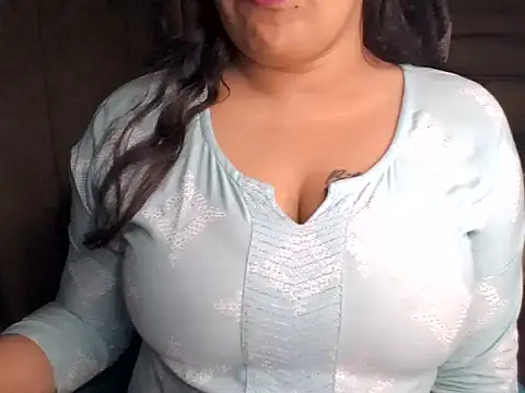 Snapshot of Trezza chatting on 11/13/25, 02:43 Trezza online show from 11/13/25, 02:43