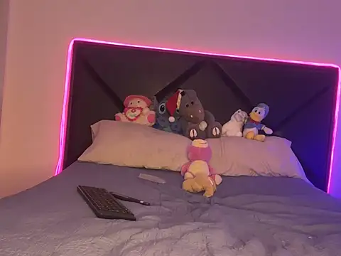 Snapshot of ScarlettAndClark chatting on 01/28/25, 02:42 ScarlettAndClark online show from 01/28/25, 02:42