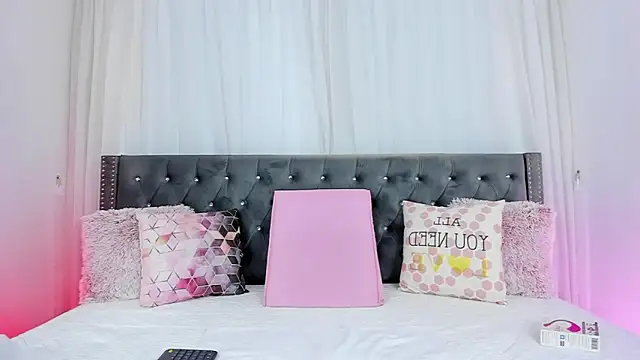 Snapshot of IsabellaJames chatting on 02/25/26, 02:37 IsabellaJames online show from 02/25/26, 02:37