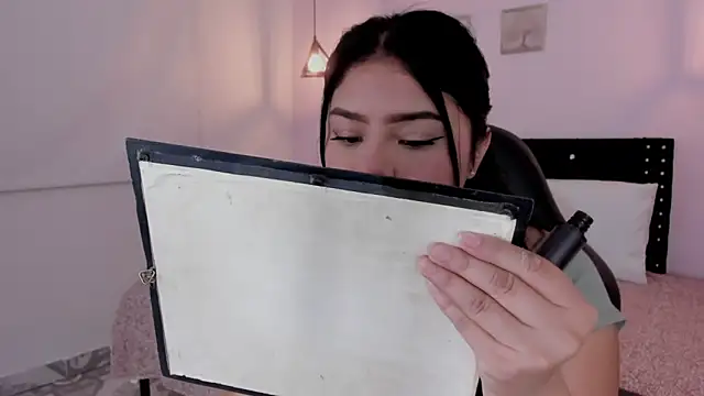 Snapshot of Oriana_Guzman chatting on 10/03/25, 12:18 Oriana Guzman online show from 10/03/25, 12:18