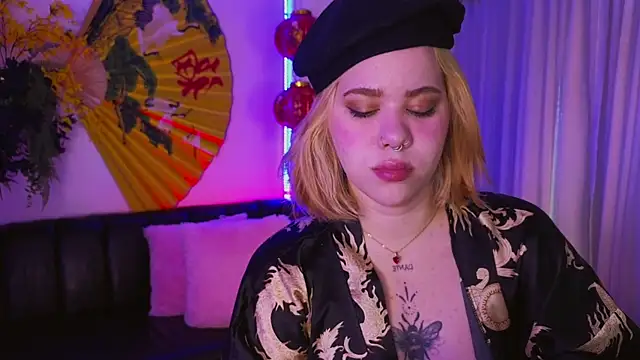 Snapshot of albaismynameX chatting on 10/28/25, 12:30 albaismynameX online show from 10/28/25, 12:30