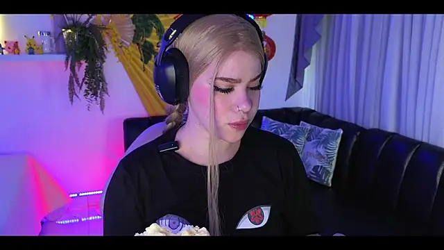 Snapshot of albaismynameX chatting on 11/18/25, 12:09 albaismynameX online show from 11/18/25, 12:09