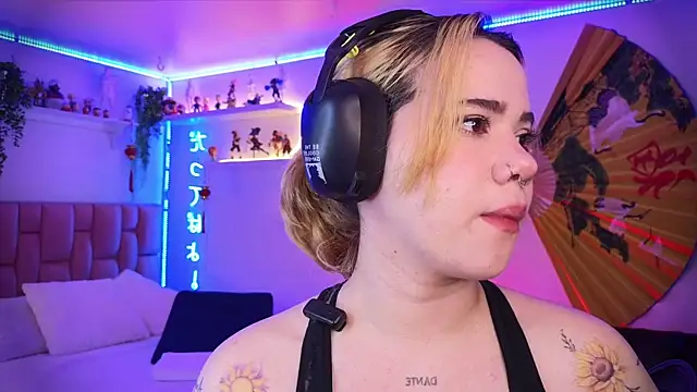 Snapshot of albaismynameX chatting on 12/16/25, 12:21 albaismynameX online show from 12/16/25, 12:21