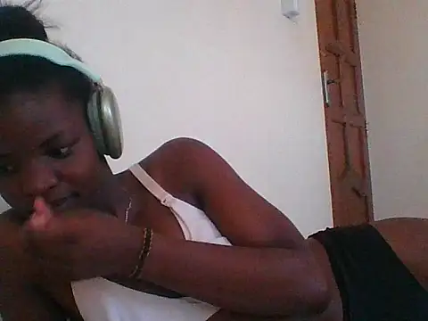 Snapshot of hotgal1112 chatting on 11/26/25, 10:05 hotgal1112 online show from 11/26/25, 10:05