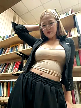 Snapshot of Aiko_Yumi chatting on 12/18/25, 04:46 Aiko Yumi online show from 12/18/25, 04:46