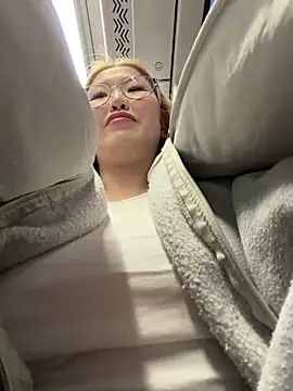 Snapshot of Aiko_Yumi chatting on 02/06/26, 02:42 Aiko Yumi online show from 02/06/26, 02:42