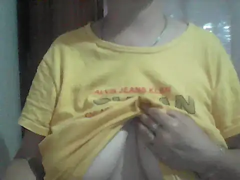 Snapshot of AnaXBerry chatting on 06/25/26, 06:23 AnaXBerry online show from 06/25/26, 06:23