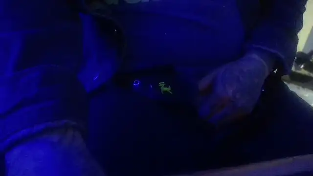 Snapshot of AlanDickson chatting on 12/21/25, 04:30 AlanDickson online show from 12/21/25, 04:30