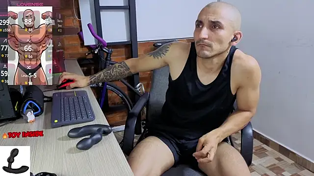 Snapshot of Marck_Muscle chatting on 04/28/26, 01:04 Marck Muscle online show from 04/28/26, 01:04