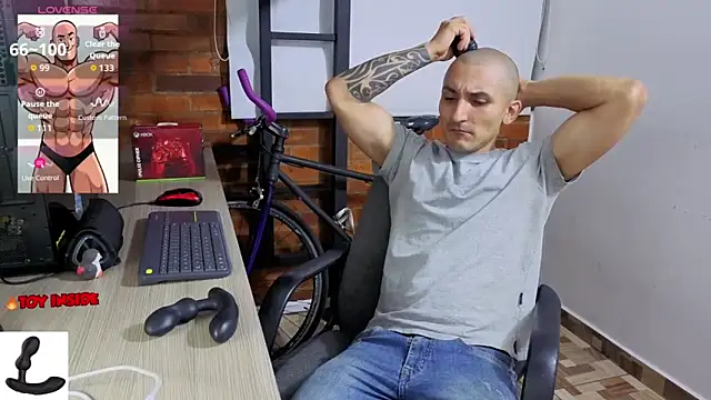 Snapshot of Marck_Muscle chatting on 05/01/26, 02:49 Marck Muscle online show from 05/01/26, 02:49