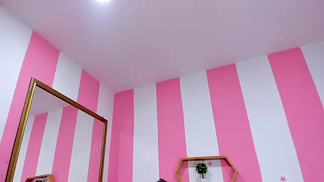 ISABELLA 020 online show from 10/17/25, 01:03