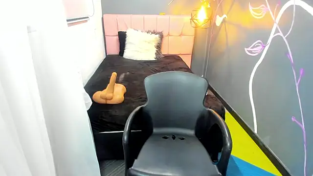 Snapshot of EmmaaEvans_ chatting on 12/04/24, 03:21 EmmaaEvans online show from 12/04/24, 03:21
