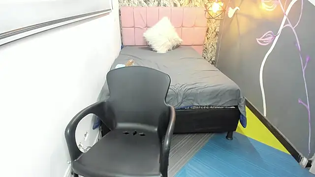 Snapshot of EmmaaEvans_ chatting on 01/17/25, 11:59 EmmaaEvans online show from 01/17/25, 11:59