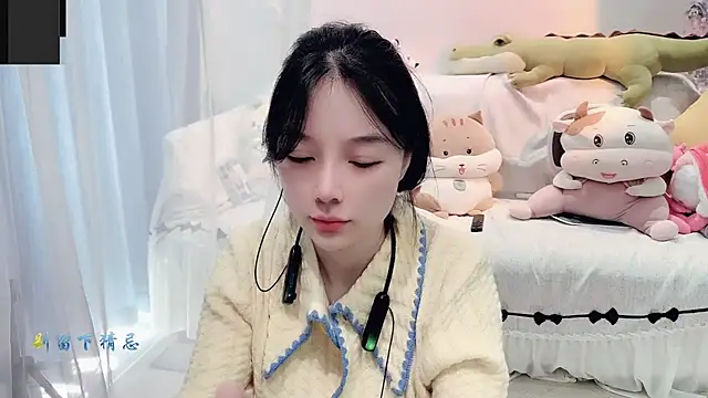 AKiKi711 online show from 10/14/25, 04:24