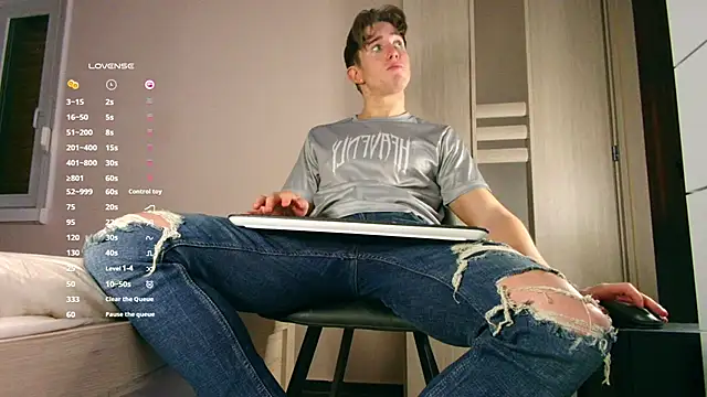 ChristianLevine  online show from 12/01/25, 04:39