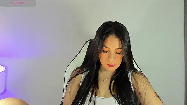 Snapshot of bella_hadid1_ chatting on 12/03/24, 06:48 bella hadid1 online show from 12/03/24, 06:48