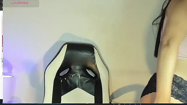 Snapshot of bella_hadid1_ chatting on 02/25/25, 03:52 bella hadid1 online show from 02/25/25, 03:52