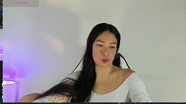 Snapshot of bella_hadid1_ chatting on 03/02/25, 01:38 bella hadid1 online show from 03/02/25, 01:38