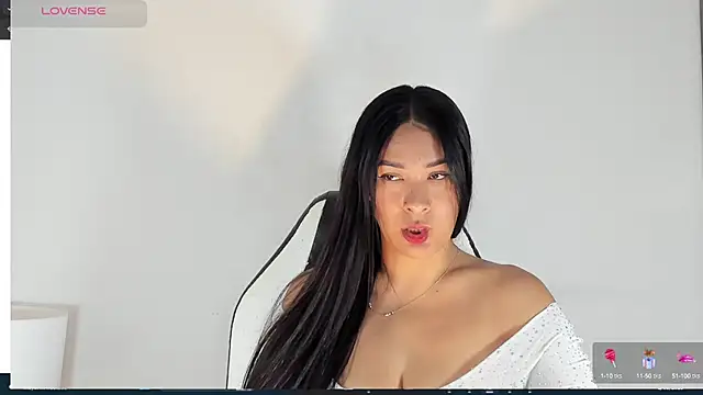 Snapshot of bella_hadid1_ chatting on 03/02/25, 05:58 bella hadid1 online show from 03/02/25, 05:58