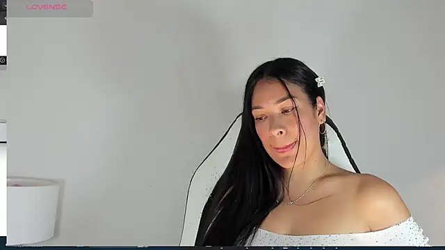 Snapshot of bella_hadid1_ chatting on 03/02/25, 09:01 bella hadid1 online show from 03/02/25, 09:01